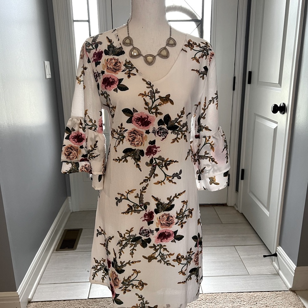 Beautiful floral dress 👗 - Picture 1 of 6